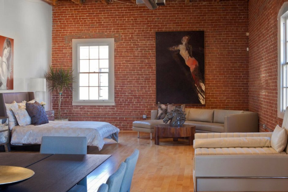 Кирпичная стена в Интер