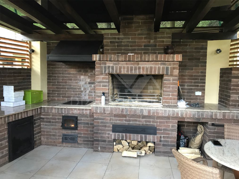 Барбекю из кирпича в современном стиле