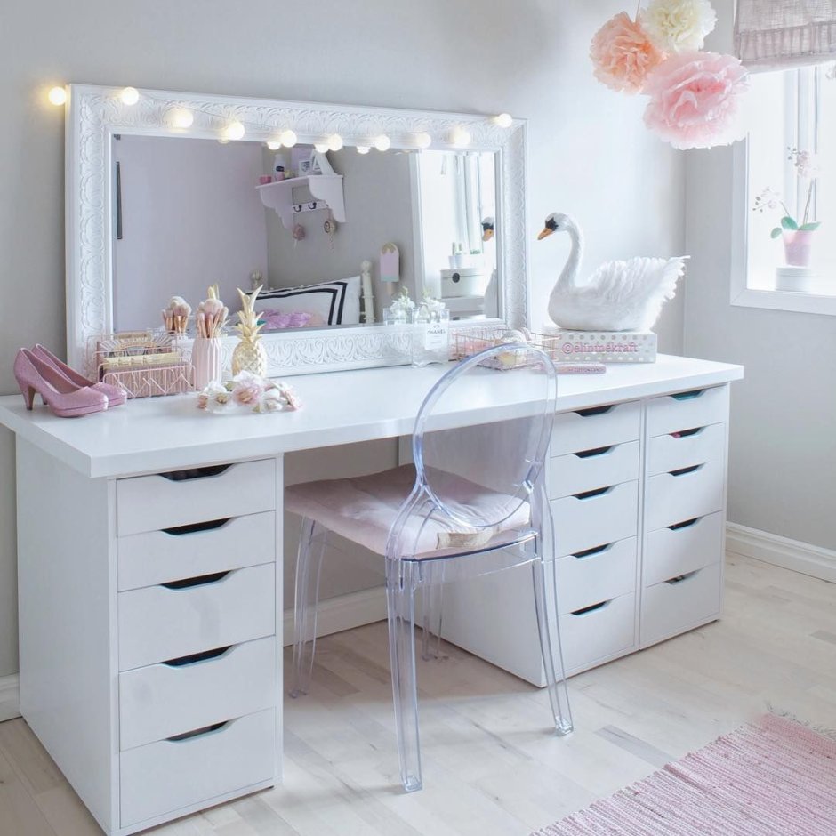 Туалетный столик у окна в спальне