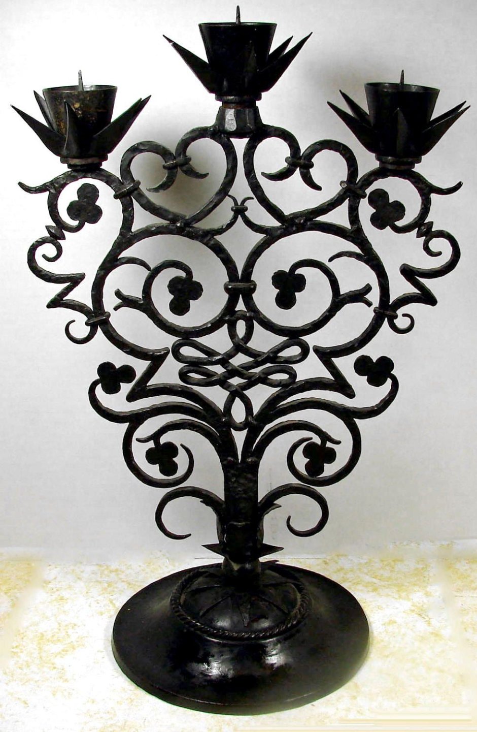 Готический подсвечник