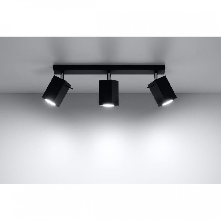 Черные светильники на белом потолке