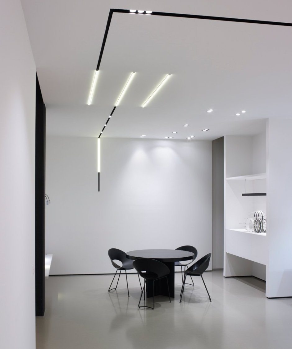 Люстра и точечные светильники в гостиной