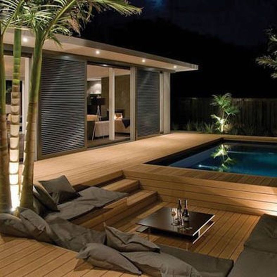 Девушки в бассейне в сауне