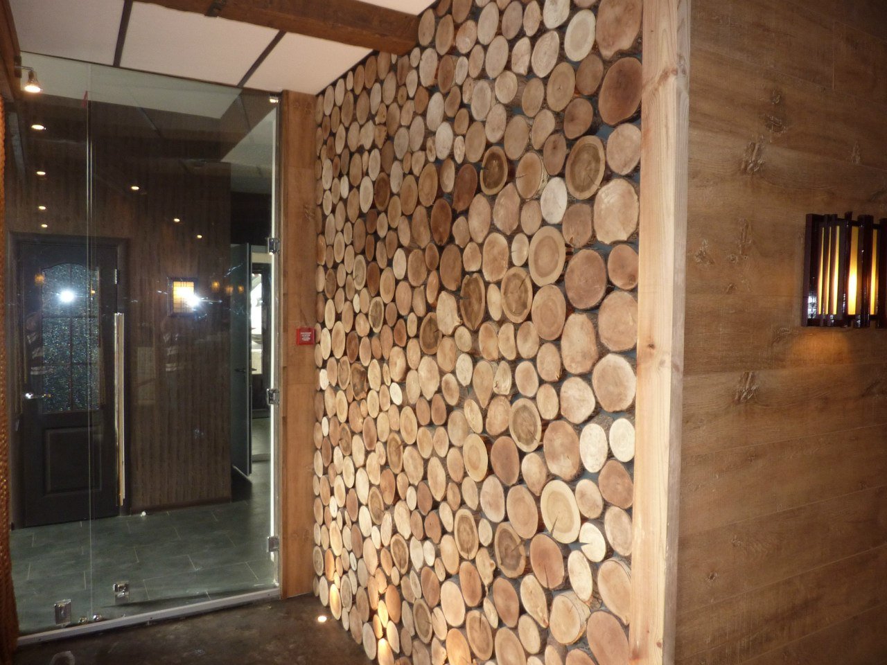 Отделка дерева руками. Отделка стен спилами из дерева. Срез дерева для декора. Декор стены из деревянных спилов. Панно из срезов дерева.