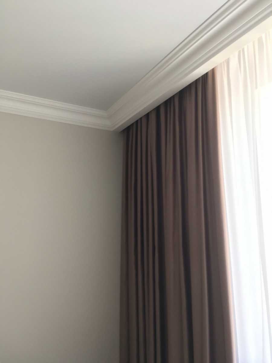 Потолочная гардина к стене