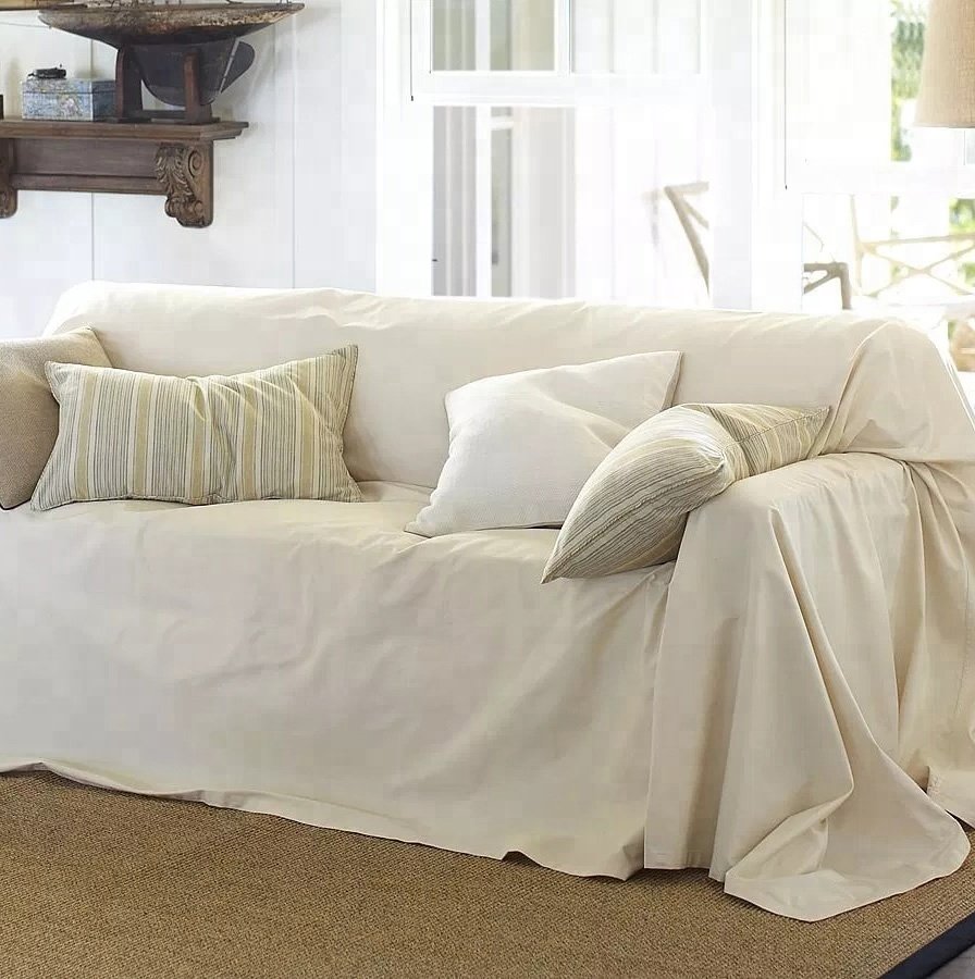 Диван накрытый пледом