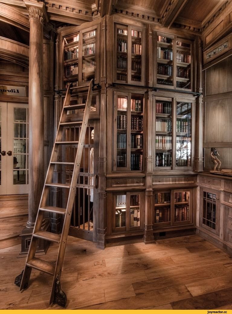 Шкаф витрина старинный Готика