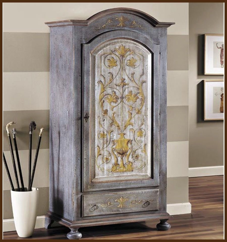 Шкаф в старинном стиле