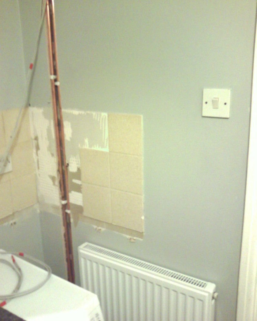 Короб в ванной для труб снизу