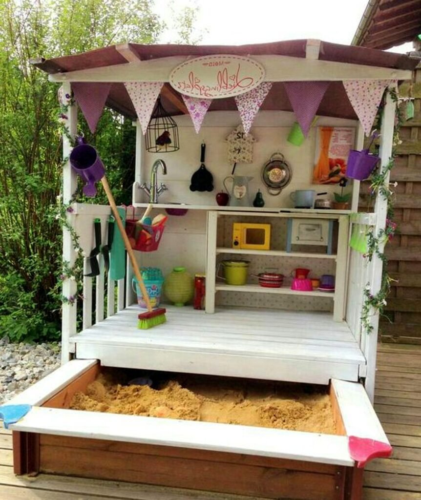 Домик с песочницей для детей