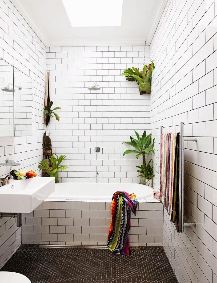 Искусственные растения в ванной комнате