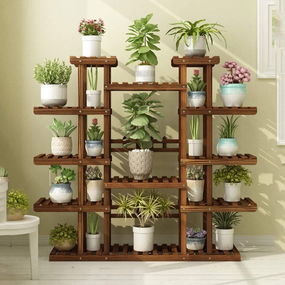 Деревянная стена с полками