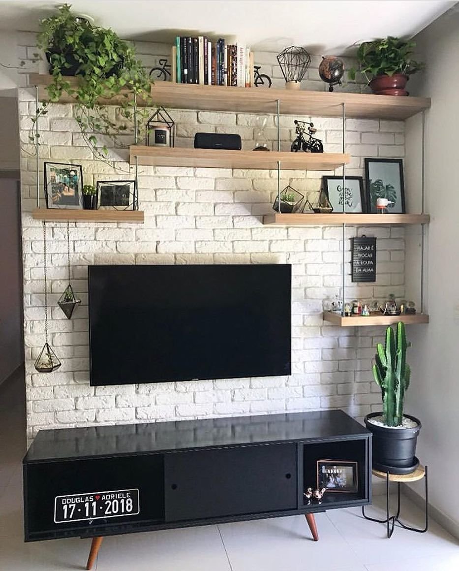 Полки вокруг телевизора