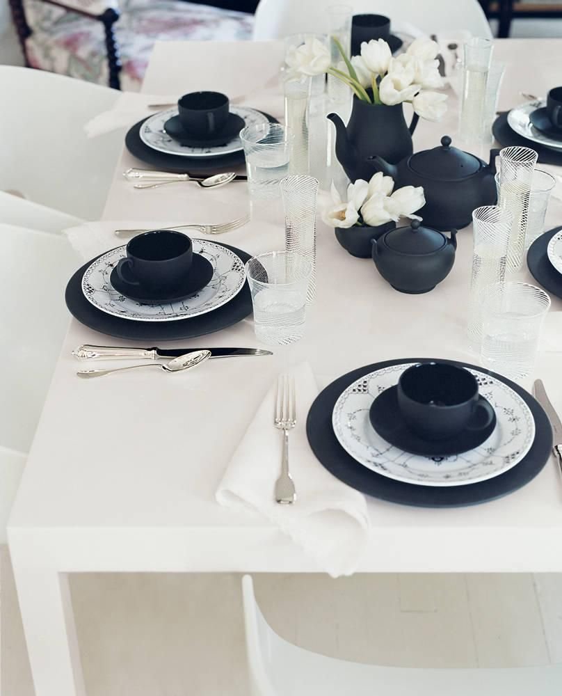 Сервировка стола в бело черном цвете