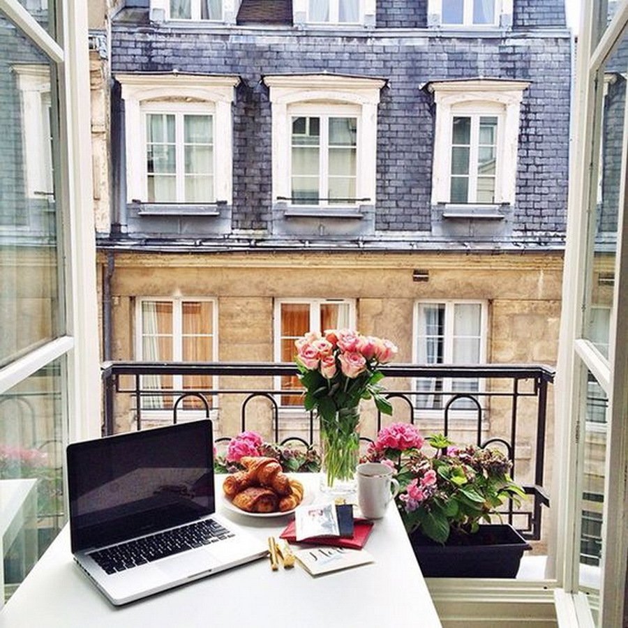 Дом с мансардой гаражом и балконом