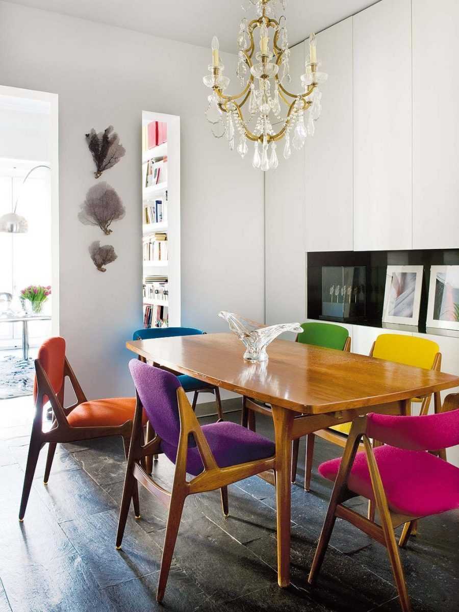 Цветные стулья для кухни в интерьере