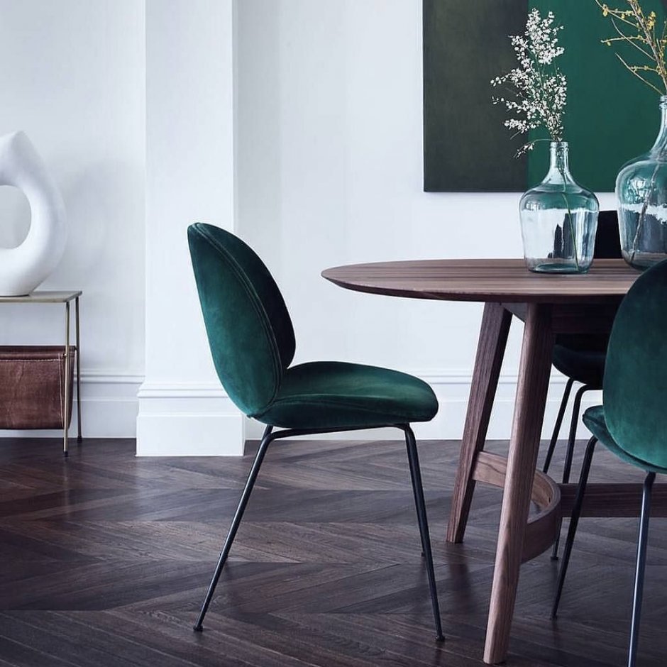 Изумрудные стулья на кухне