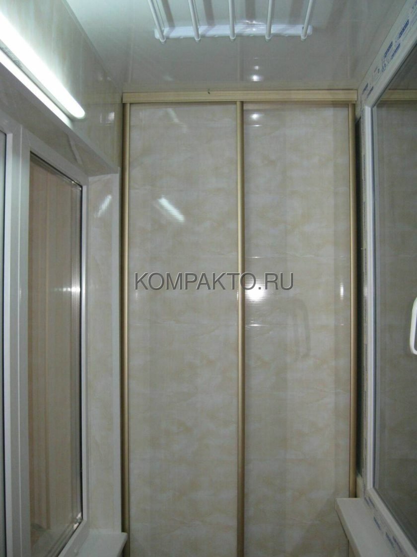 Зеркальный шкаф купе на балконе