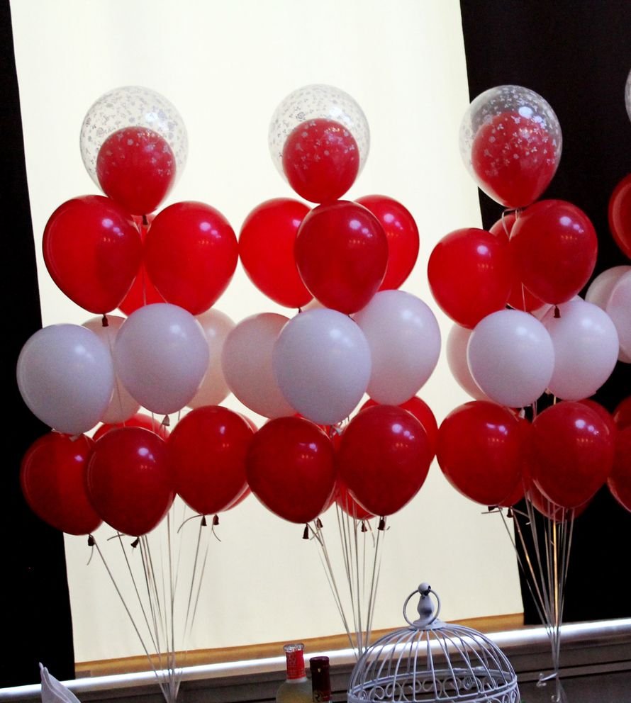 Фонтан из шаров красно белый
