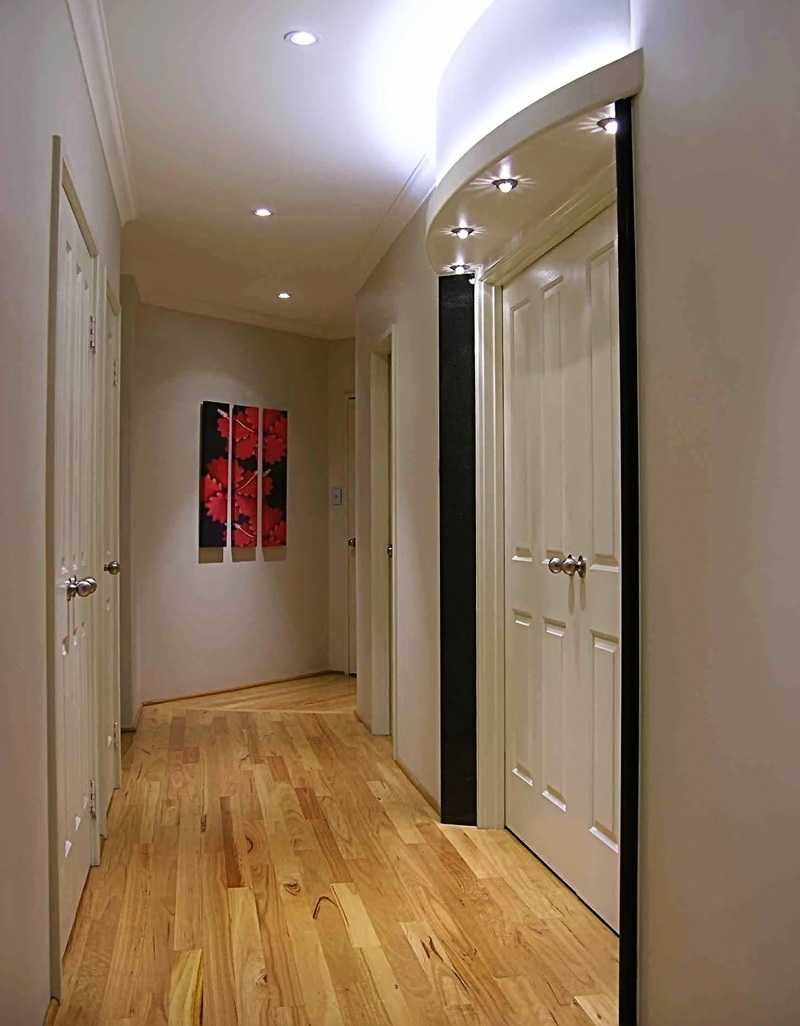 Точечные светильники в узком коридоре