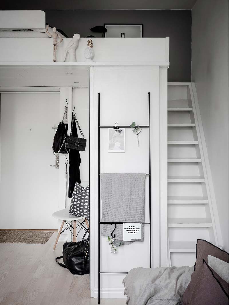 Гардеробная с кроватью наверху