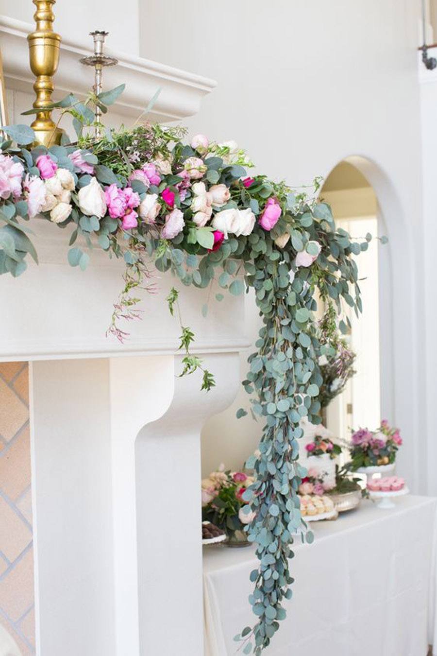 Искусственные цветы в интерьере на камине