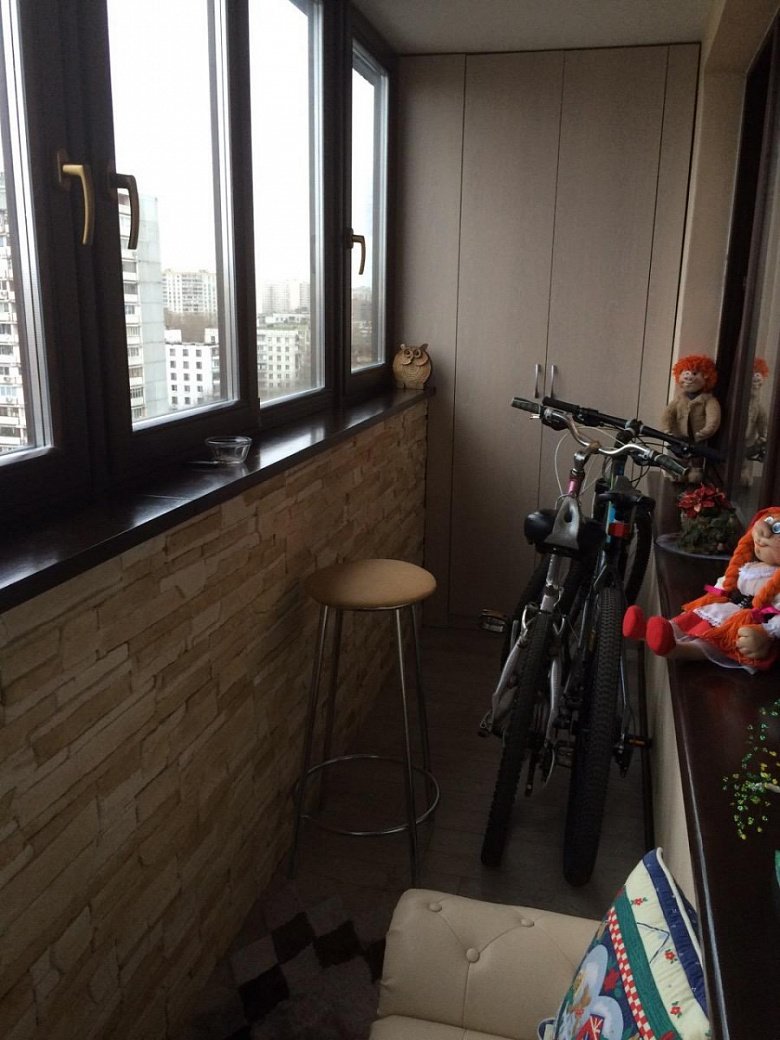 Коричневый балкон