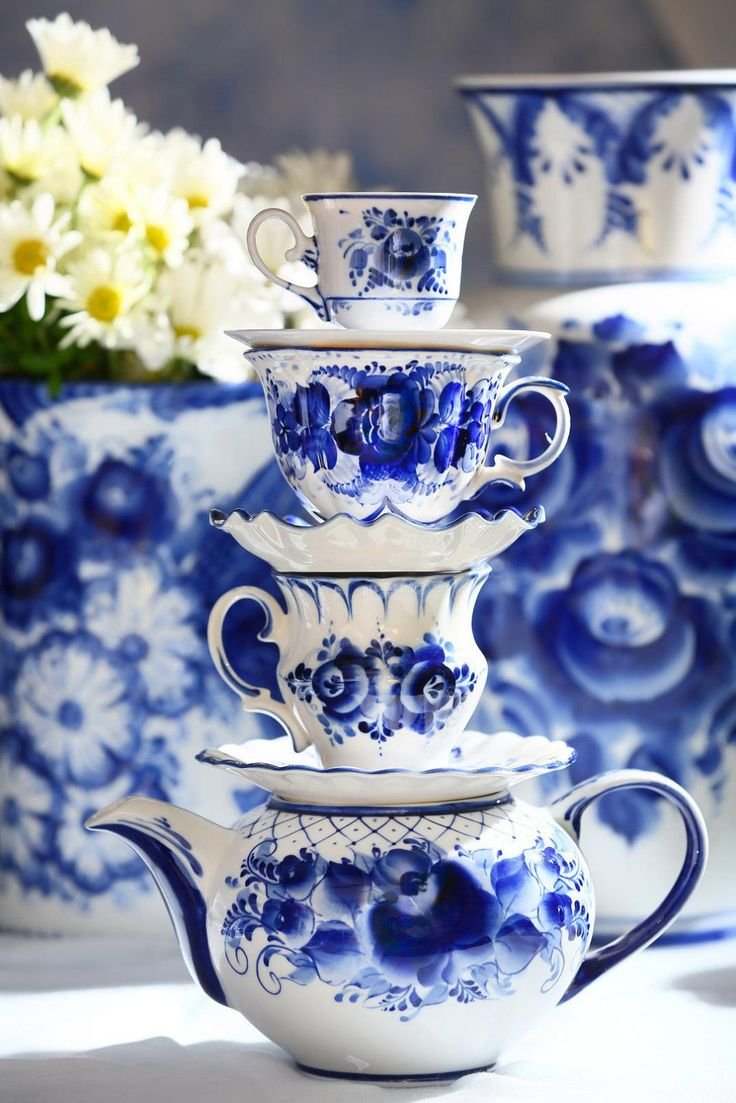 Фарфоровая посуда с синими цветами
