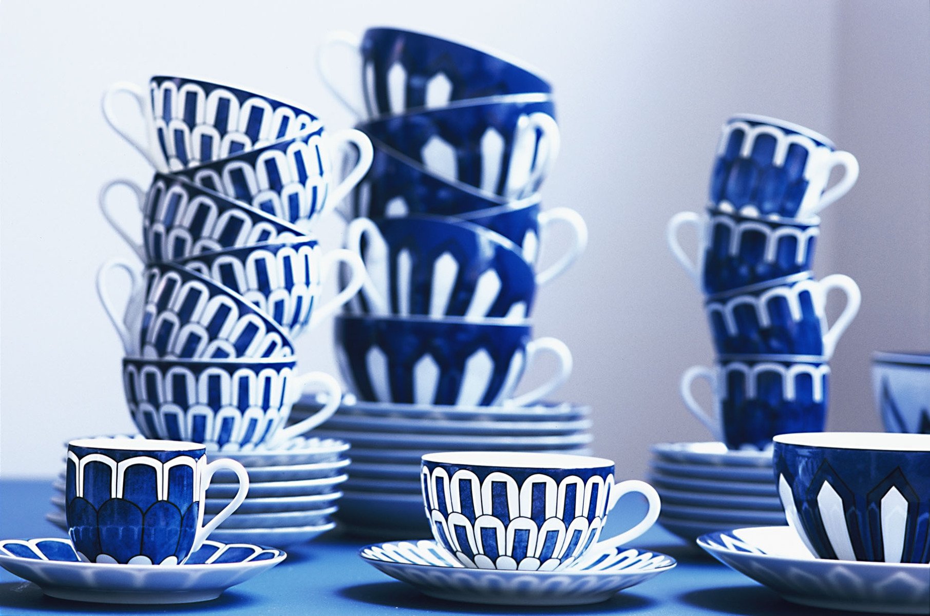 Сервиз сине белый. Bleus Hermes посуда. Hermes посуда синяя. Синяя керамическая посуда. Бело синяя посуда.