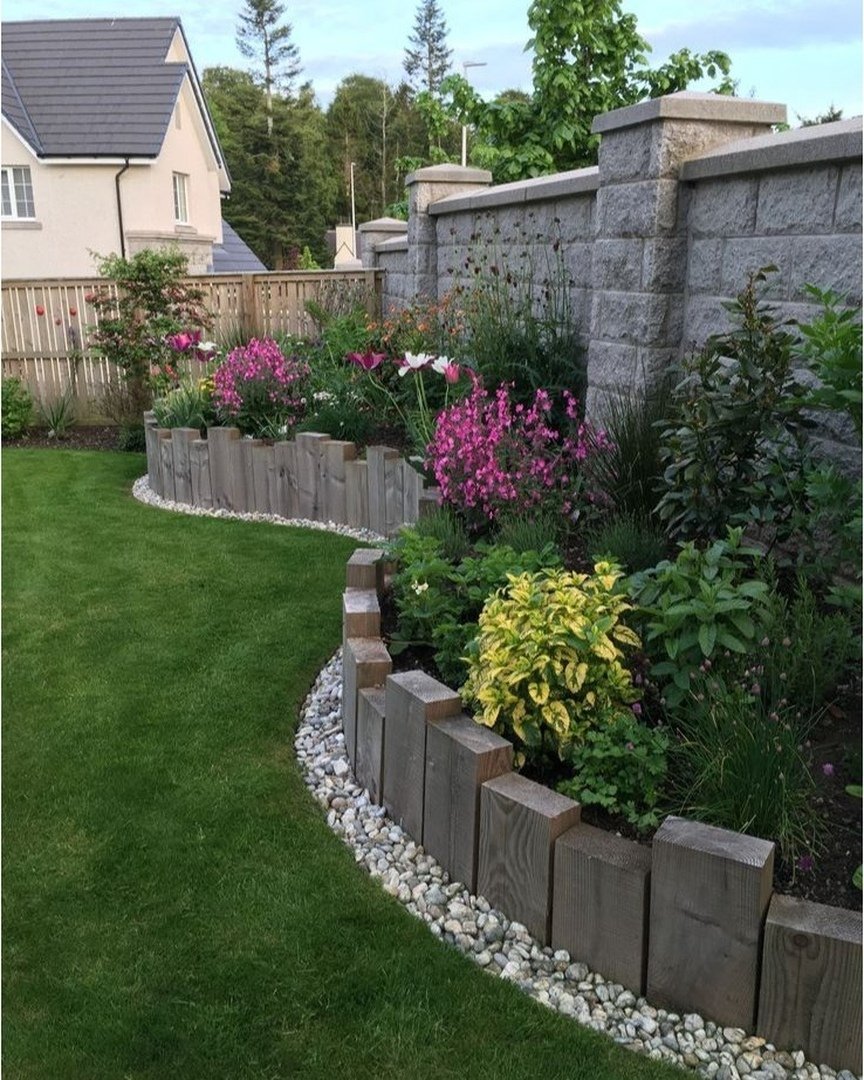 Цветник у забора