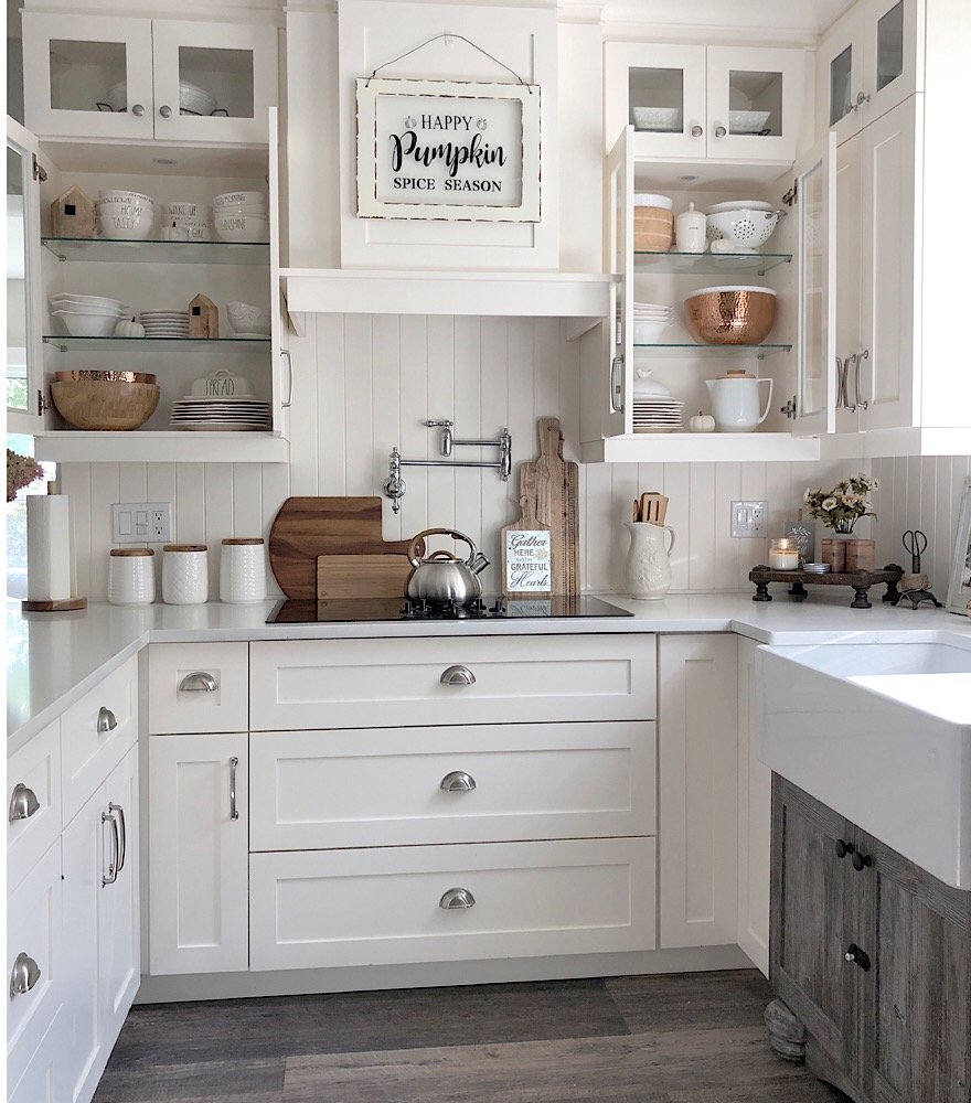 Кухня с навесными полками