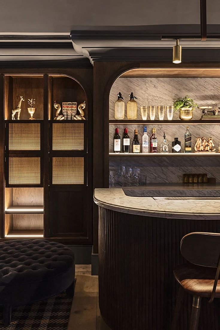 Винные бутылки в интерьере ресторана