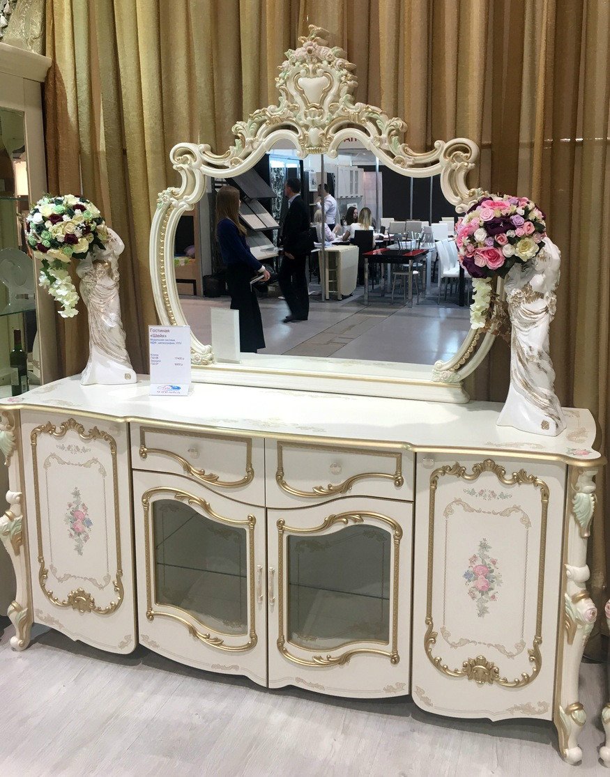 Комод золотого цвета