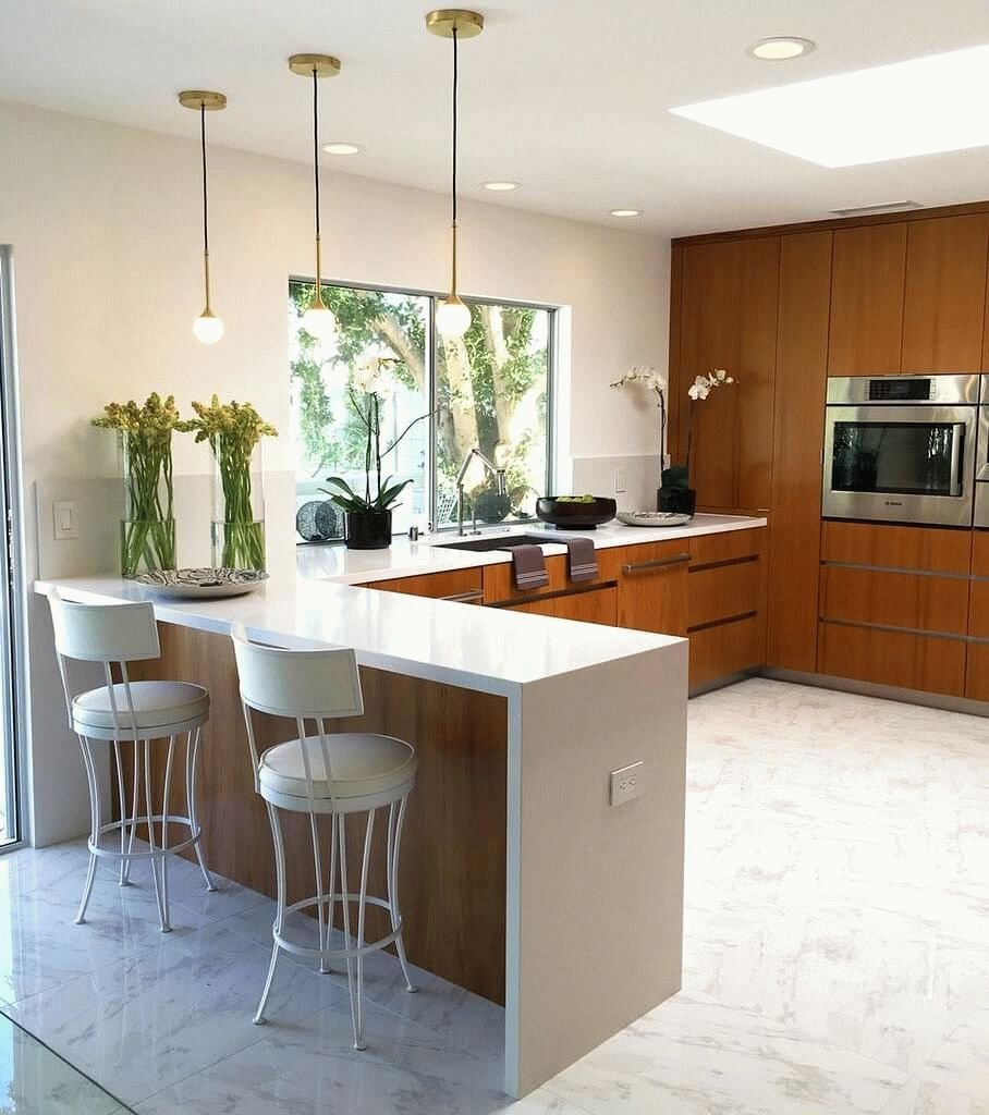 Семья на кухне