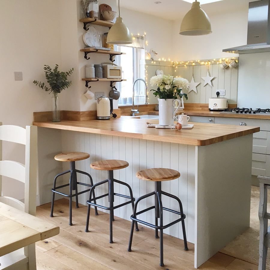 Белая кухня с барной стойкой