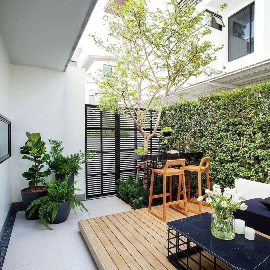 Маленький двор частного дома