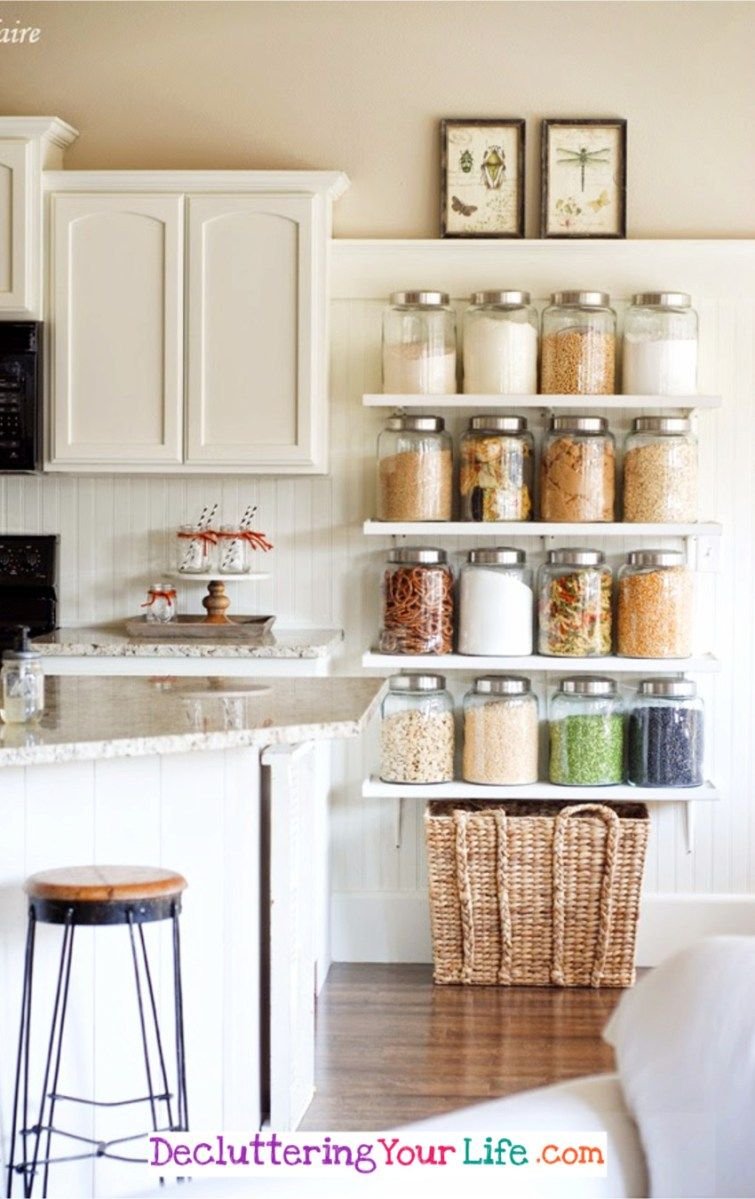 Открытые полки в интерьере кухни