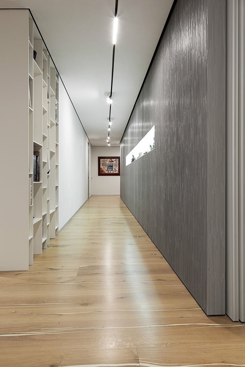 Освещение в длинном коридоре