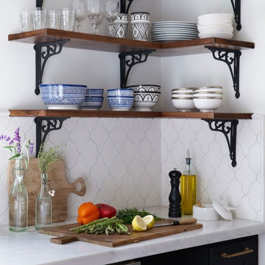 Открытые полочки на кухне