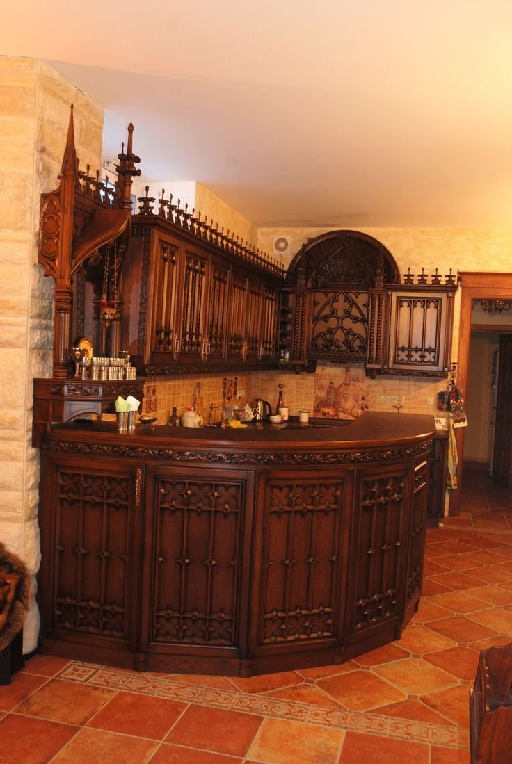 Интерьер кухни с окном