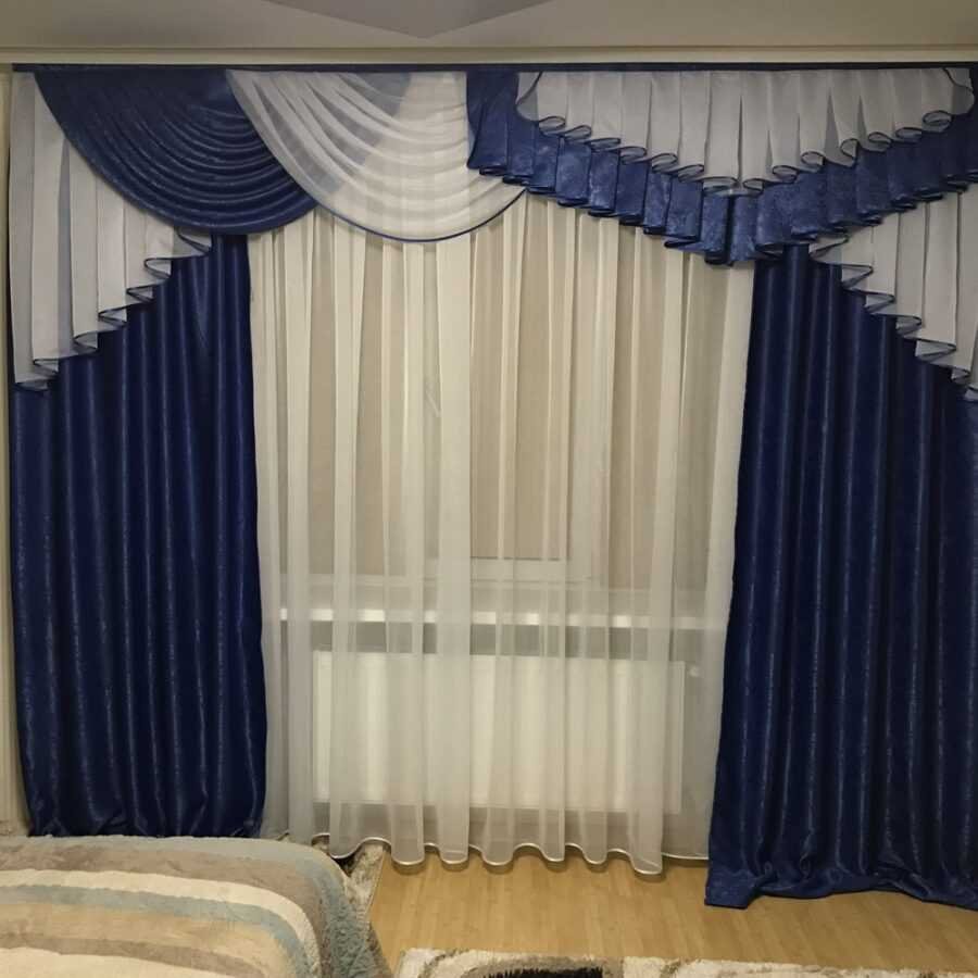 Зал с синими шторами