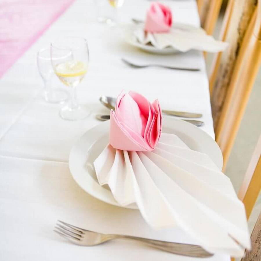 Украшение стола салфетками