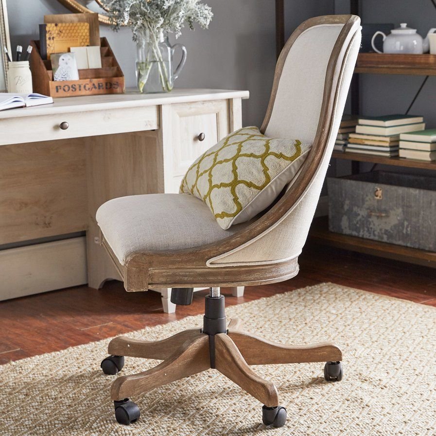 Компьютерное кресло на колесиках