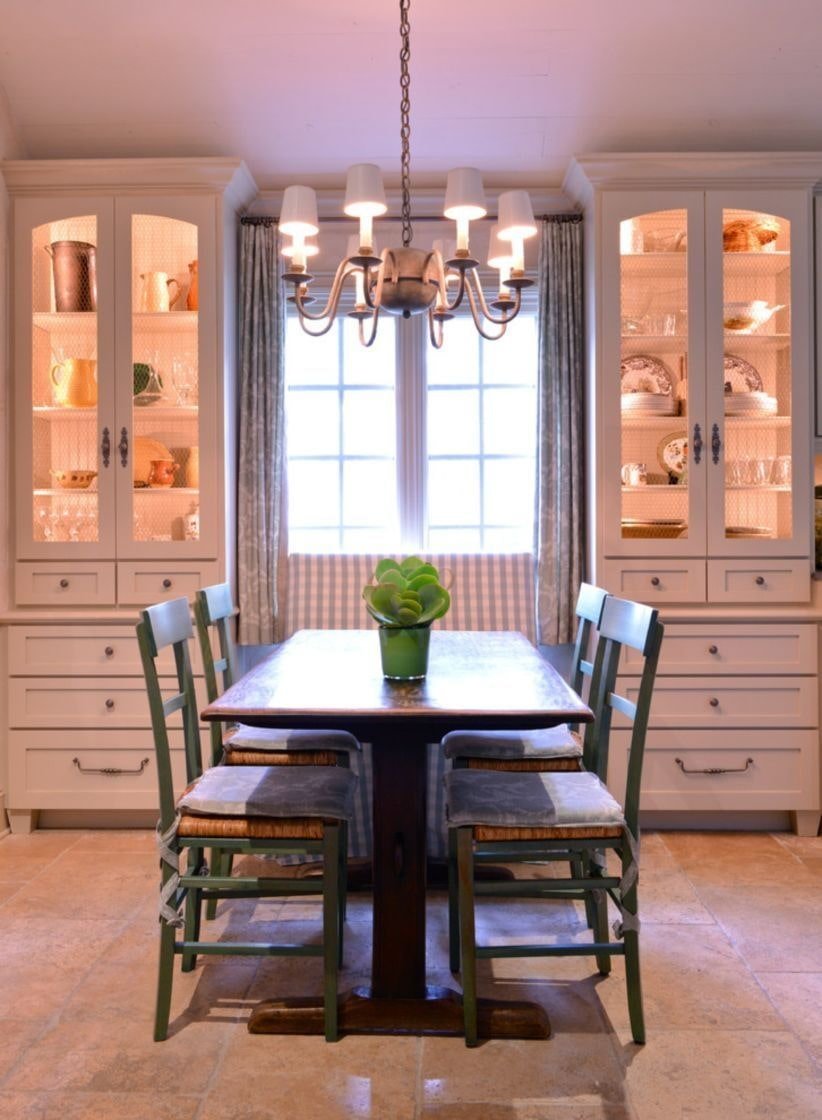 Шкаф вокруг окна в детской