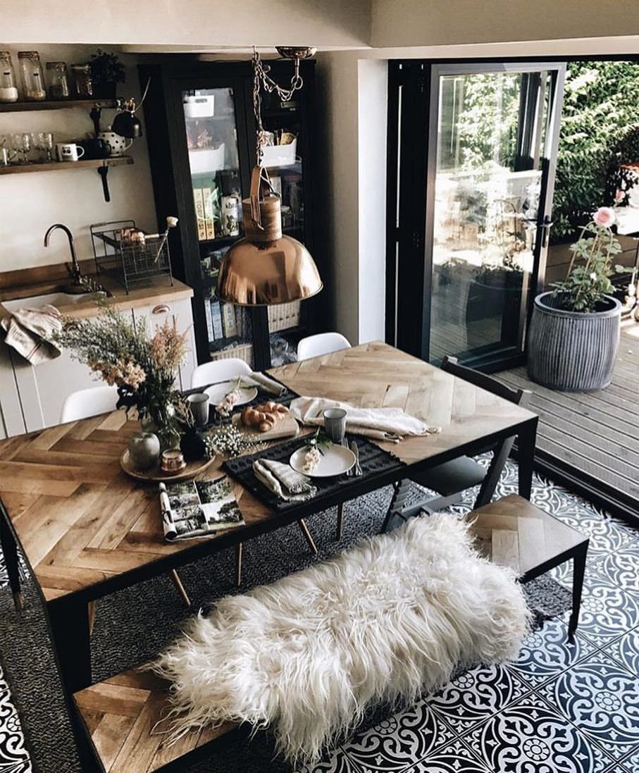 Стол в стиле хюгге