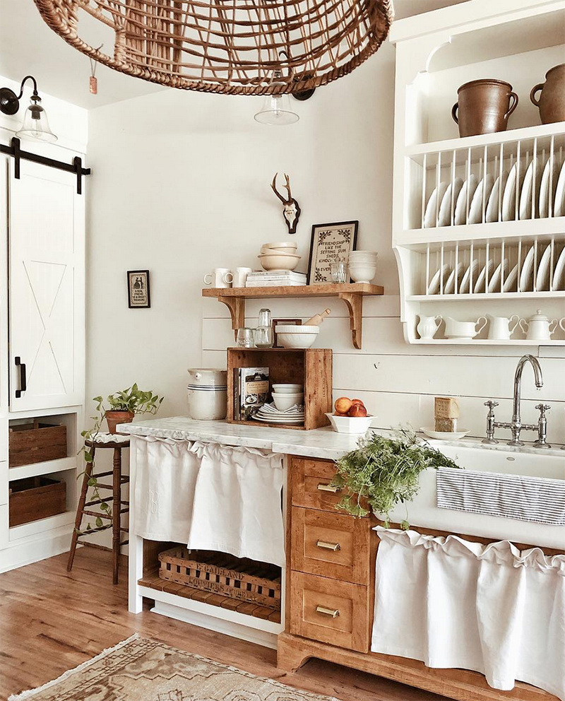 Очень маленькая кухня в древестном стиле