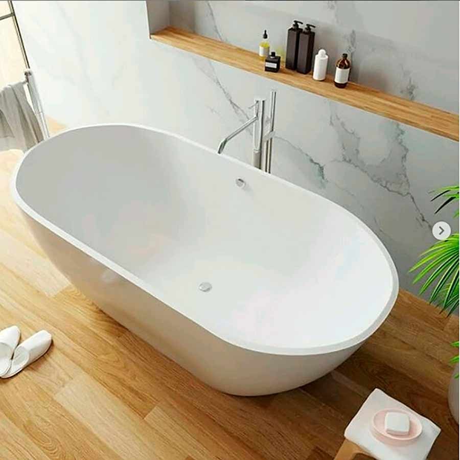 Отдельностоящая ванна примыкающая к стене