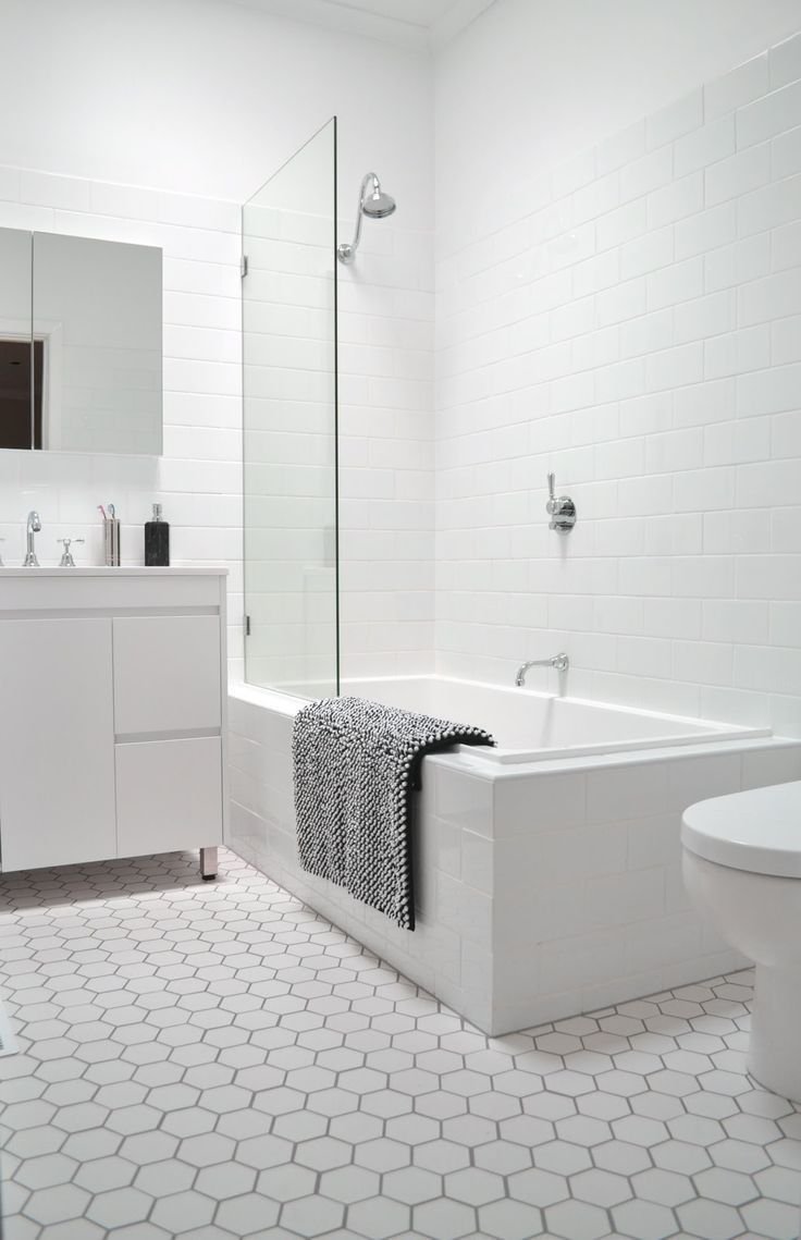 Белый пол в ванной