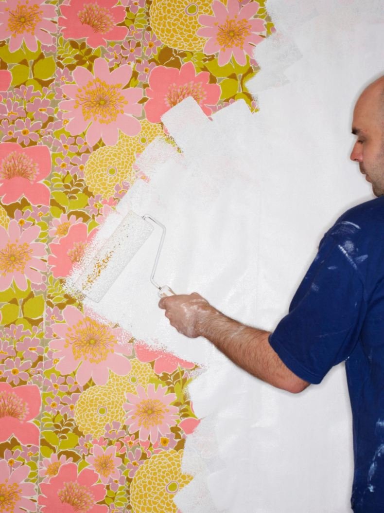 Покраска старых обоев