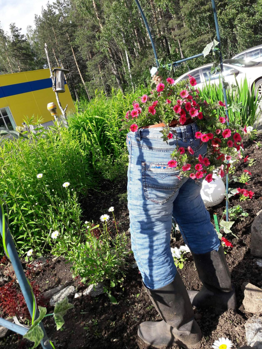 Клумба из старых джинсов